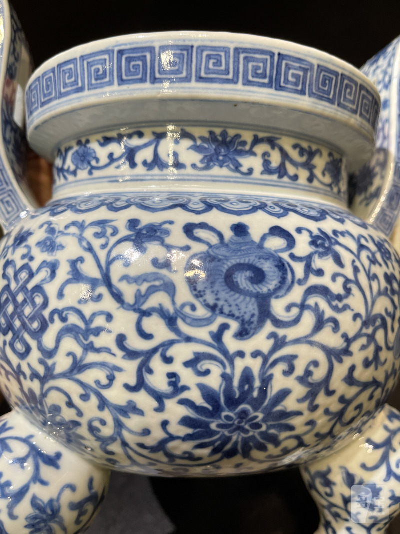 清 青花莲托八宝纹朝冠耳炉 - 图14